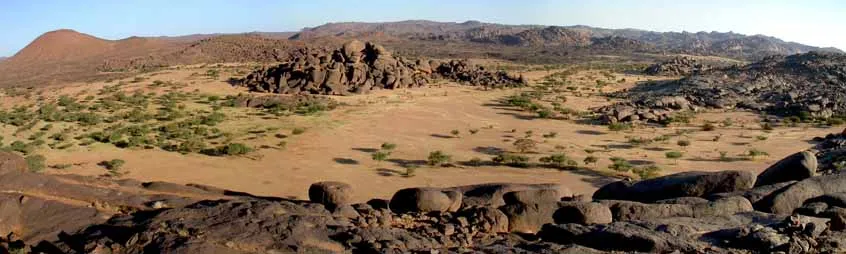 bivouac à droite, volcan Izzeguerit à gauche