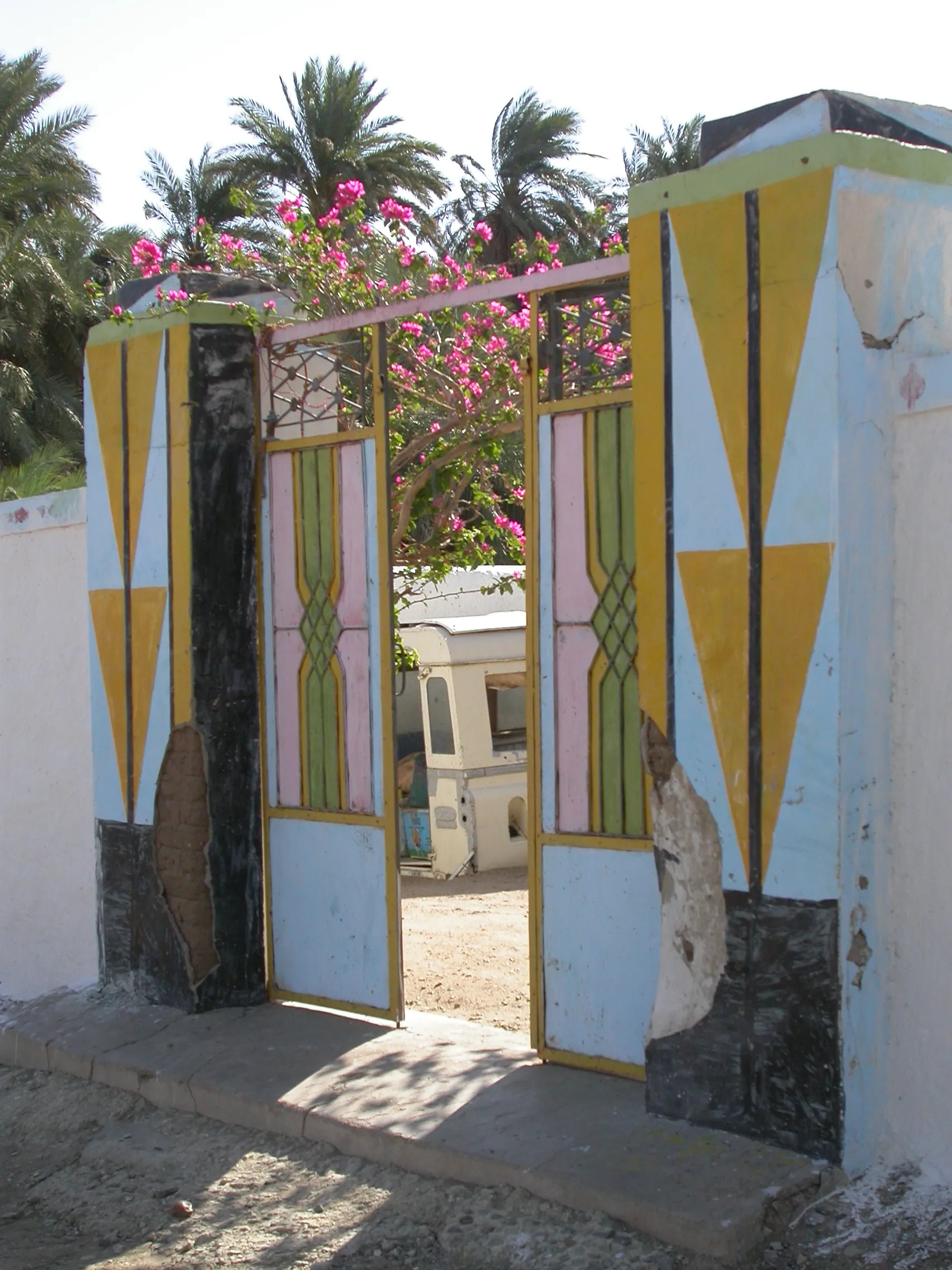 portail et jardin en fleurs, haute Nubie, Soudan