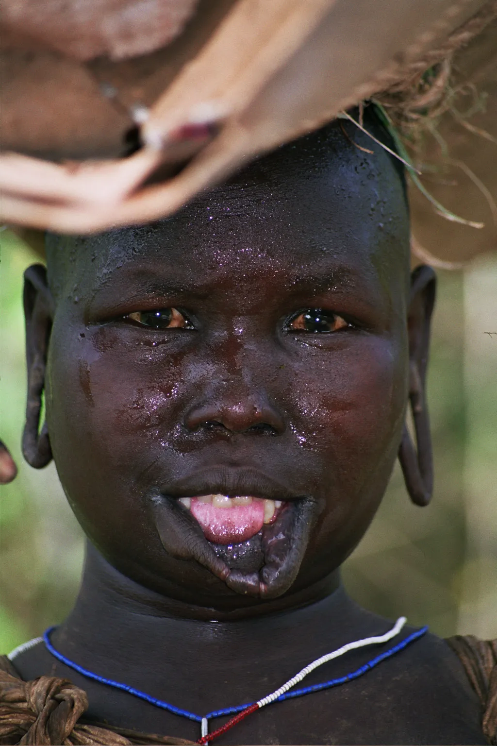 femme Mursi sans labret, Omo River, Ethiopie