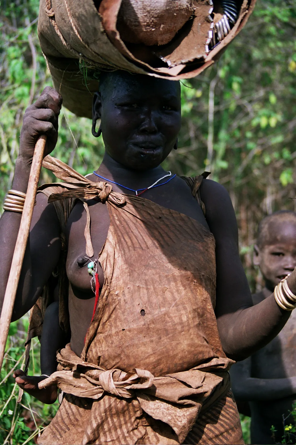 femme Mursi sans labret, Omo River, Ethiopie