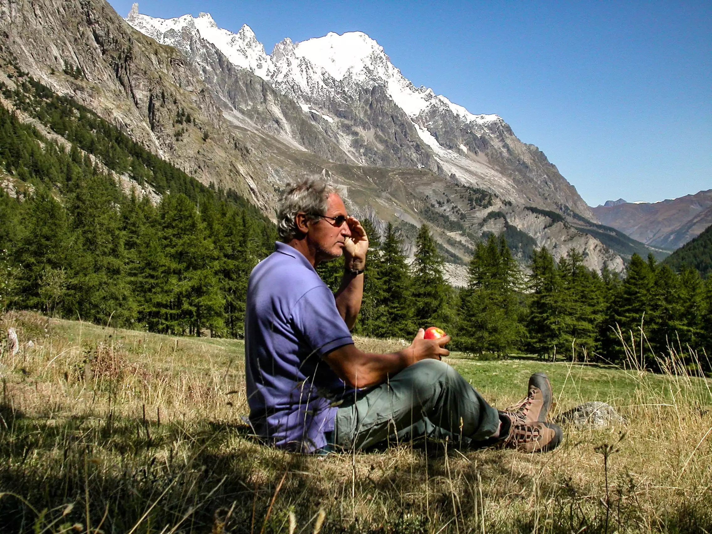 dégustation d'une pomme au dessus du hameau de Fréney