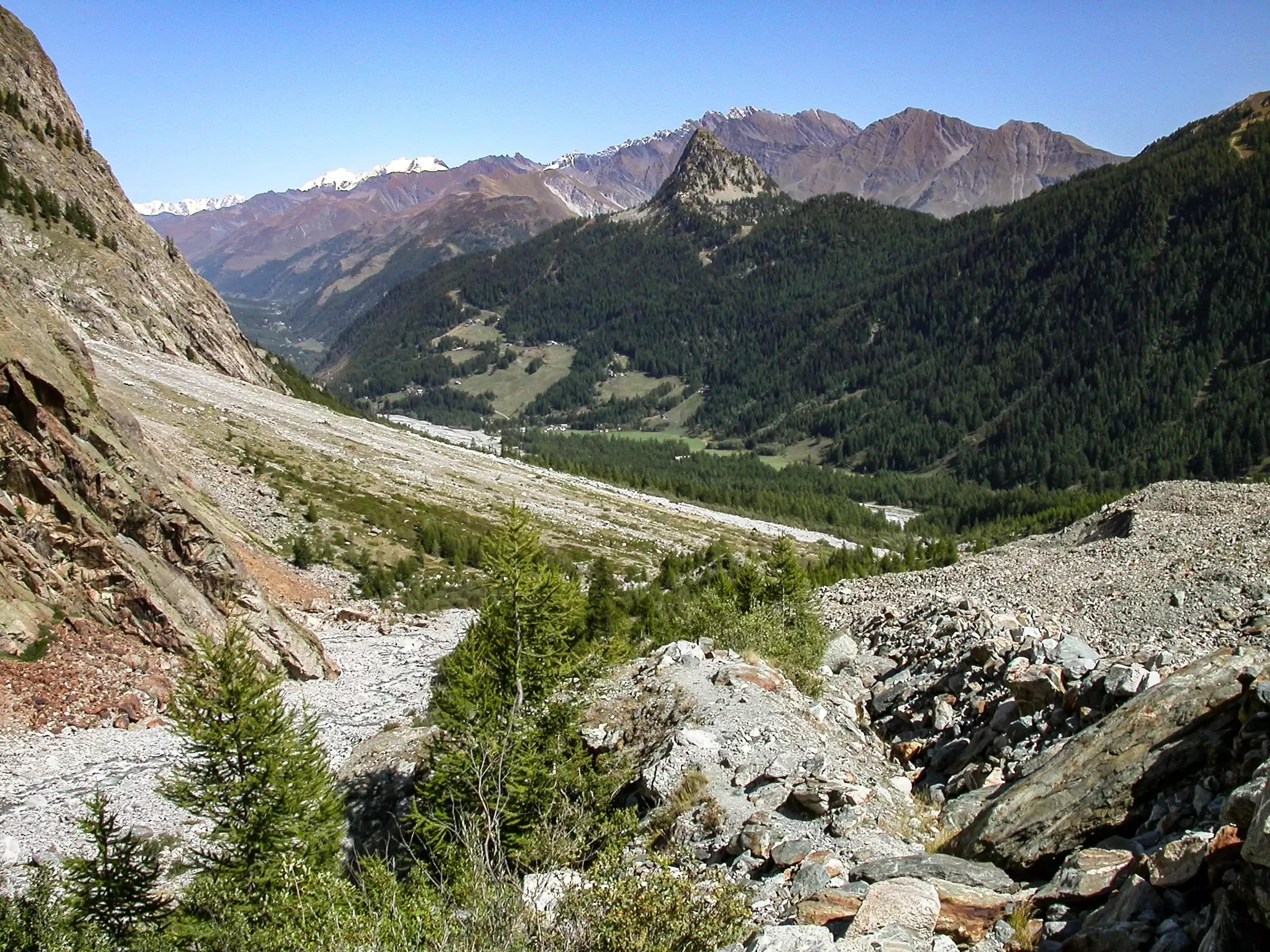les moraines des Glaciers du Frénay et Brouillard, le Mont Chétif dans l'axe