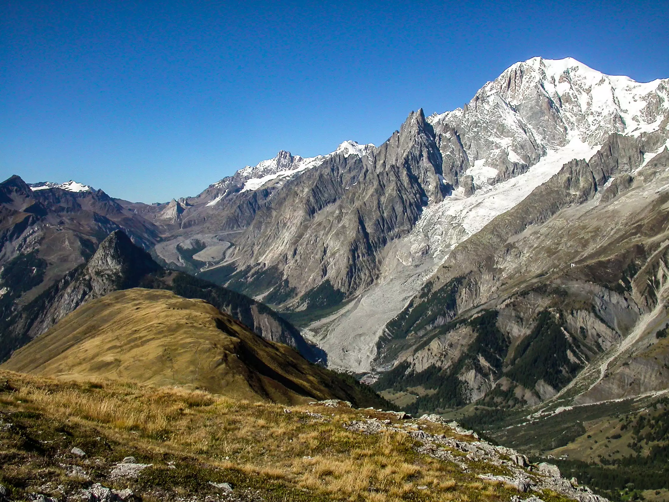 Arête de la Testa Bernarda, Mont-Blanc, et Glacier de la Brenva
